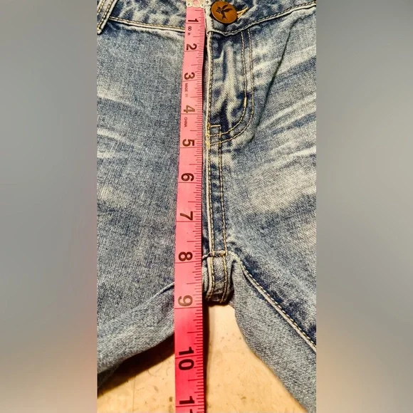 One Teaspoon Light Blue Distressed Women’s Boyfriend Jeans
Sz 29 - Picture 15 of 16